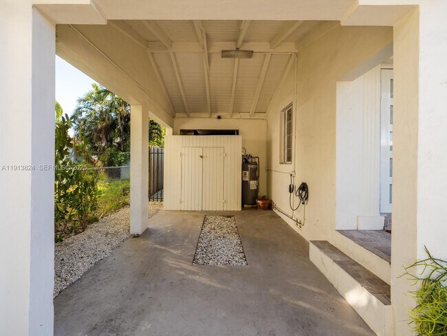 Building Photo - 1009 NW 11th Ct