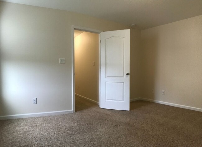 Building Photo - Regal Home on Regatta Way!