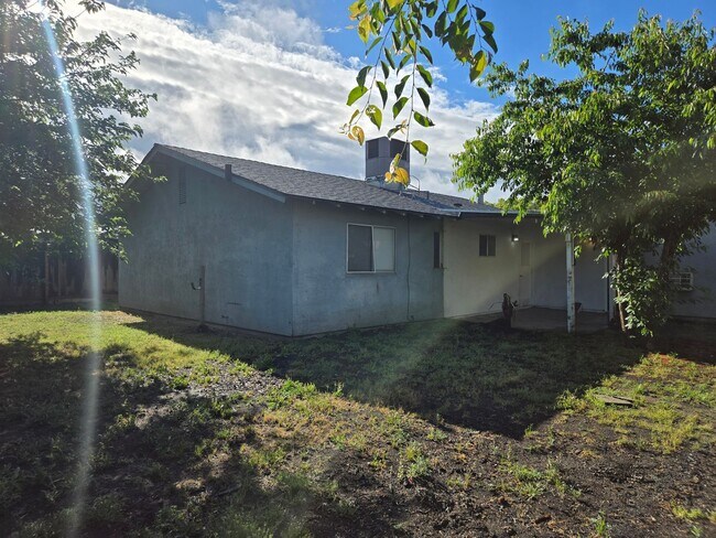 Building Photo - 545 Bluefield Ave