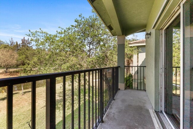 Building Photo - 310 Crestwood Cir