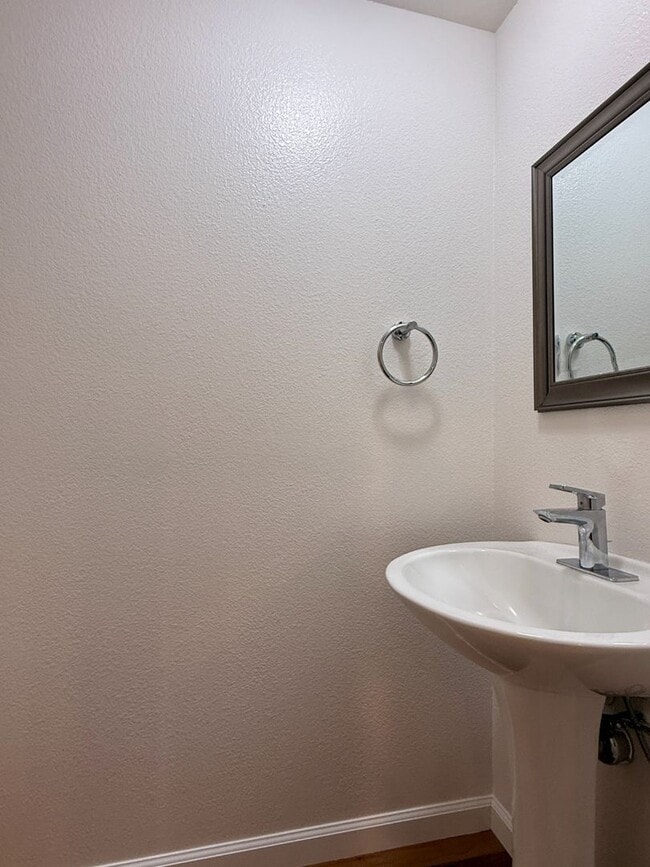 Building Photo - Gorgeous 3 bedroom, 2 and a half bathroom townhome in Hamilton Field for rent!