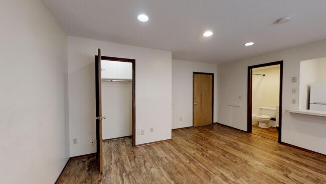Building Photo - 120 E 13th Ave