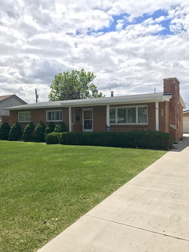 Building Photo - Beautiful Holladay Home