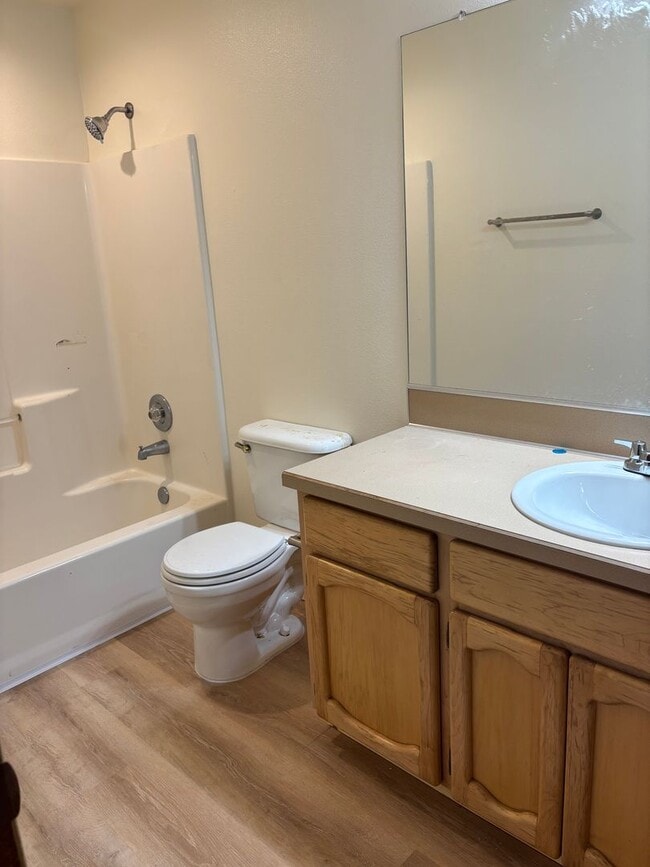 Building Photo - East Vancouver 3 bedrooms!