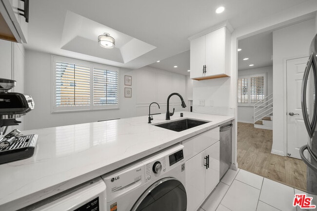 Building Photo - 812 N Hudson Ave