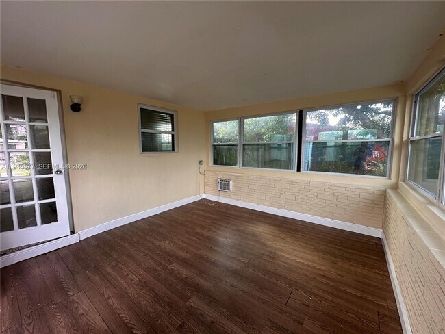 Building Photo - 1701 NW 14th Ct