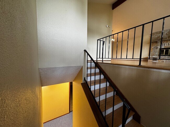 Building Photo - Silverdale Split-Level Home with Bonus Are...