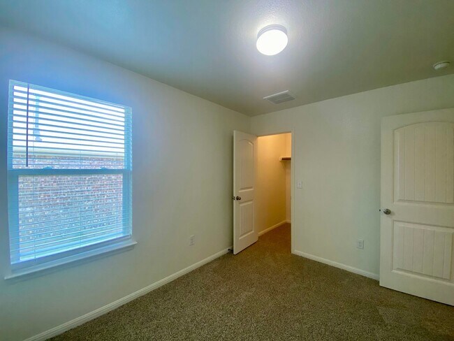 Building Photo - Updated Home in Pioneer Crossing! Available for July!