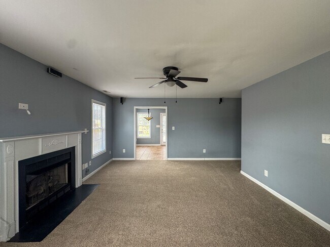 Building Photo - Spacious 3 Bed 2.5 Bath Home with Fenced Backyard