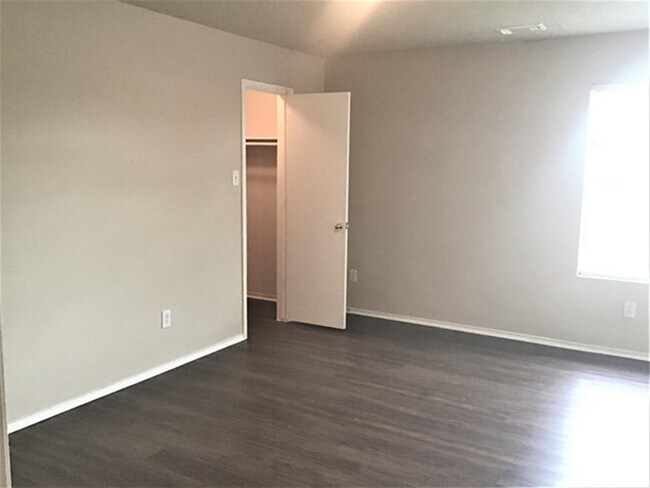 Building Photo - 9530 Belleclaire Ln