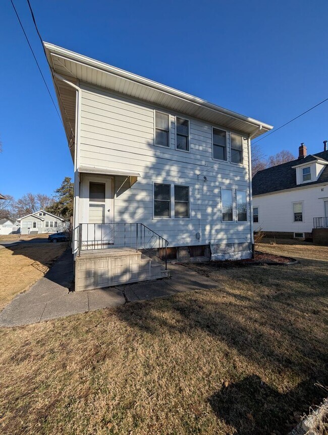 Building Photo - Spacious 3 Bedroom Home with 2 Car Garage and Large Yard!