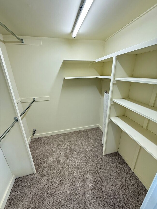 Building Photo - Chic & Comfortable 2BR/2BA Ground-Level Co...