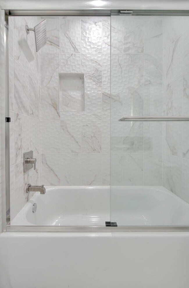 Building Photo - Luxury 2 & 4 Bed Townhomes in NoHo!