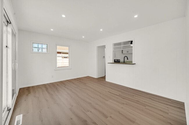 Building Photo - 3 Bedroom 1 Bathroom House for Rent!