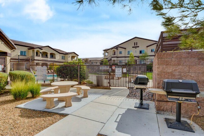 Building Photo - CLEAN, move in ready~GATED and super COMMUNITY!