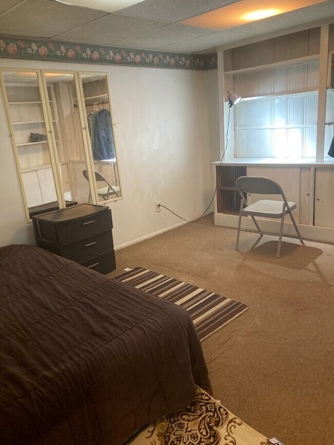 clothing unitBdrm neatly foldclothes - 764 Lenore Ln