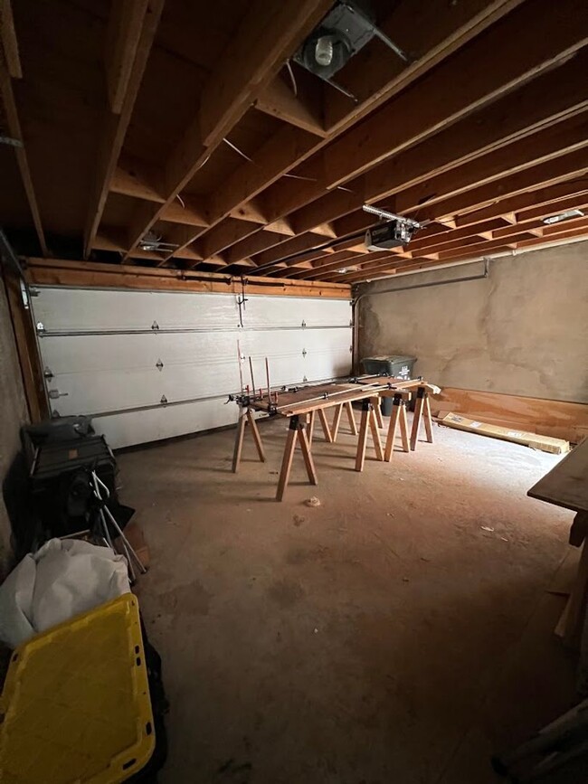 Building Photo - Newly Renovated Split Level Row Home in Tr...