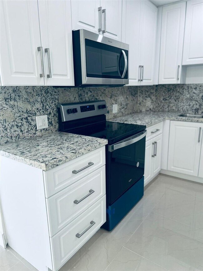 Building Photo - 4200 Hillcrest Dr