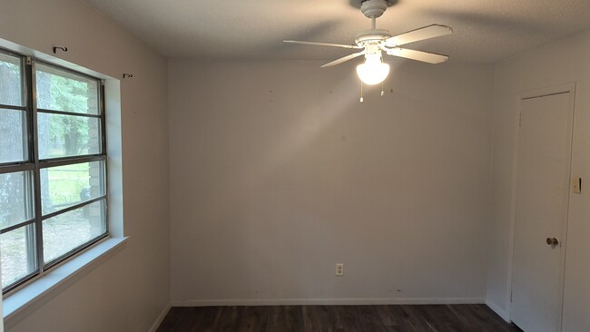 Building Photo - 2203 Crestwood Dr