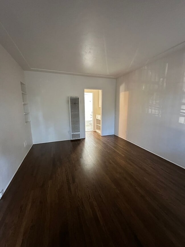 Building Photo - 505 W Maple St