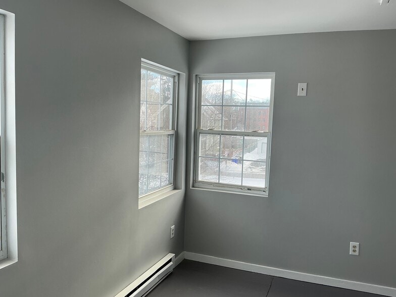 Building Photo - 160 S Main St