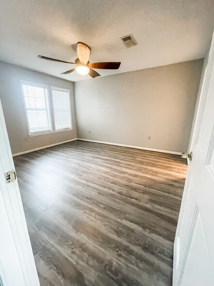 Building Photo - 219 N French Quarter Dr