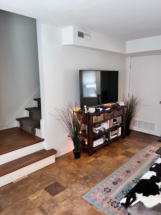 Building Photo - 2617 Madison Rd