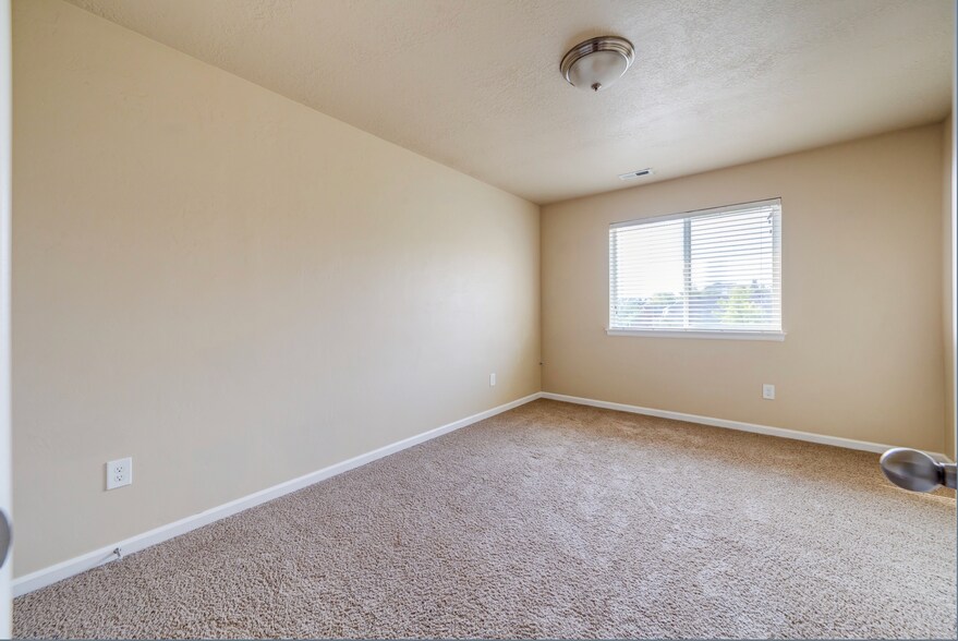 Building Photo - 4299 N Cresthaven Ln