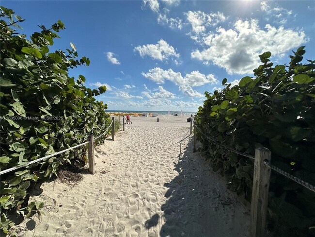 Building Photo - 1621 Collins Ave