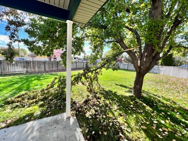 Building Photo - 3137 W Pudu St