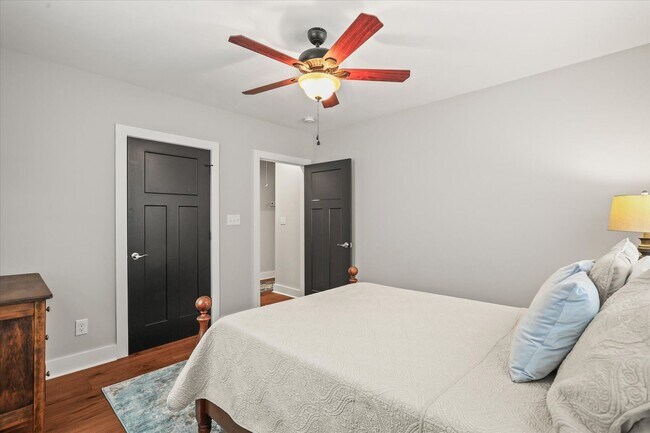 Building Photo - Short Term Only