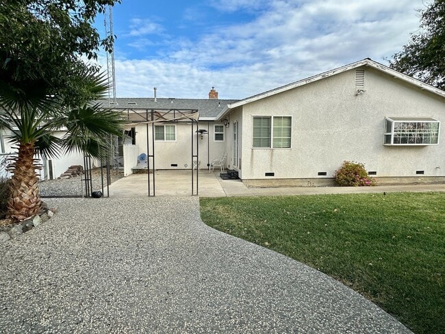 Building Photo - Beautiful Country Home! With Bonus Office/Den Room