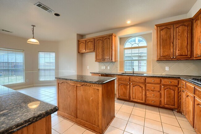 Building Photo - Stunning 5-Bedroom Home with Spacious Backyard and Modern Upgrades