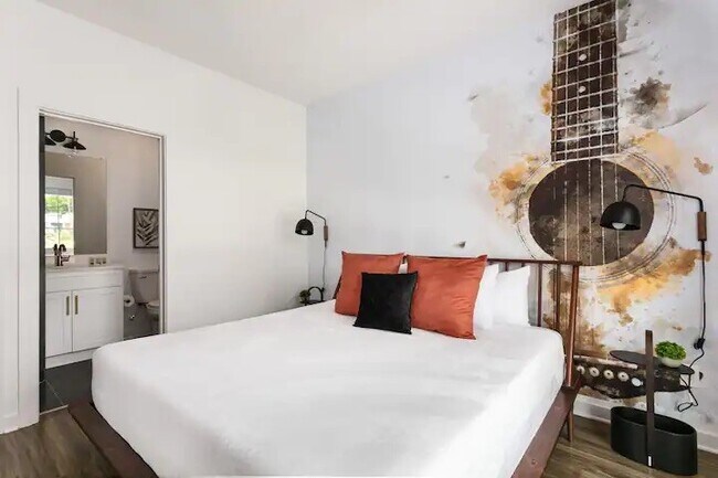 Building Photo - 738 Douglas Ave