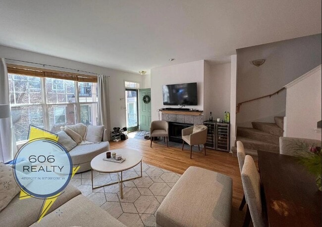 Building Photo - Beautiful, Single Family Townhome, Great L...