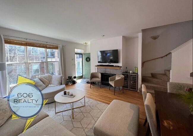 Building Photo - Beautiful, Single Family Townhome, Great Location!!