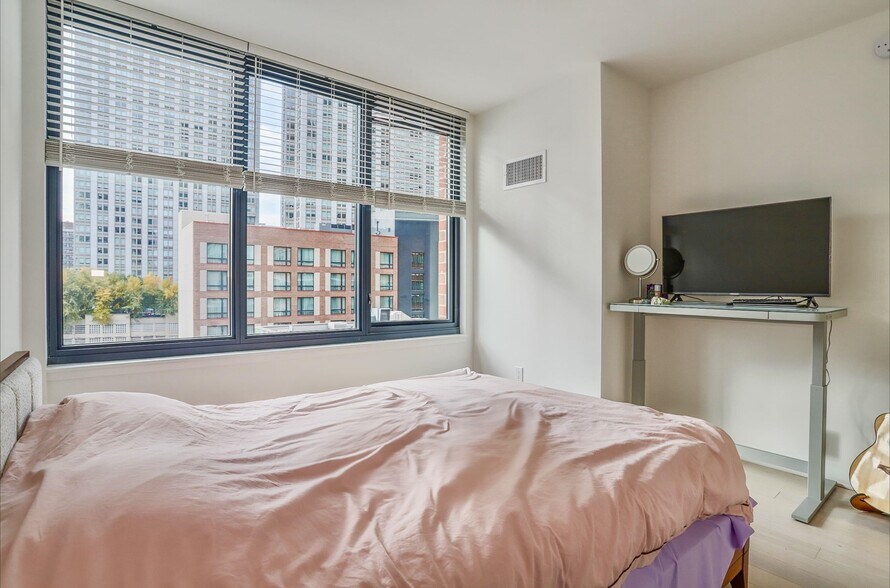 Building Photo - 151 Bay St