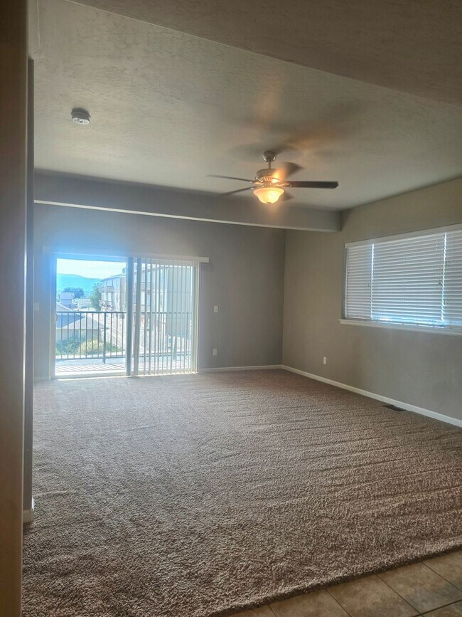 Building Photo - 1558 Poplar Dr