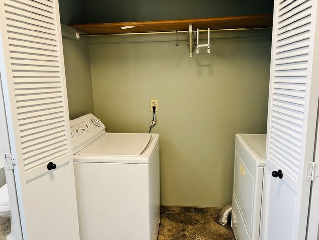 Building Photo - Amazing Attached Home in Lake Oswego is a Must See!