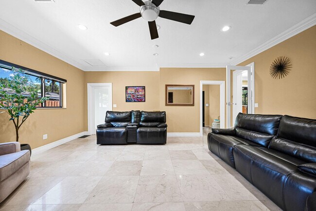 Building Photo - 836 Orchid Dr