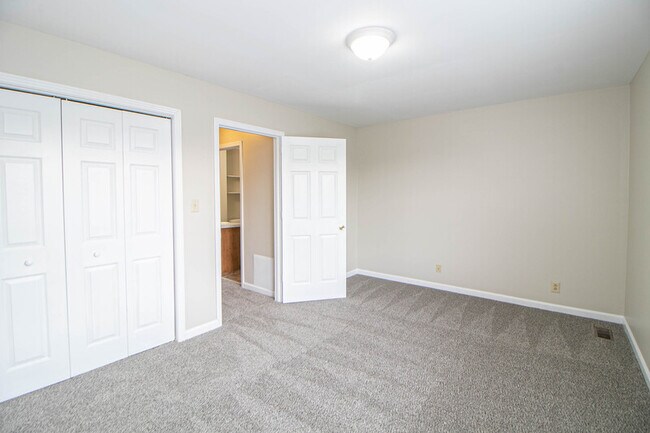 Building Photo - 814-F Golfview Place
