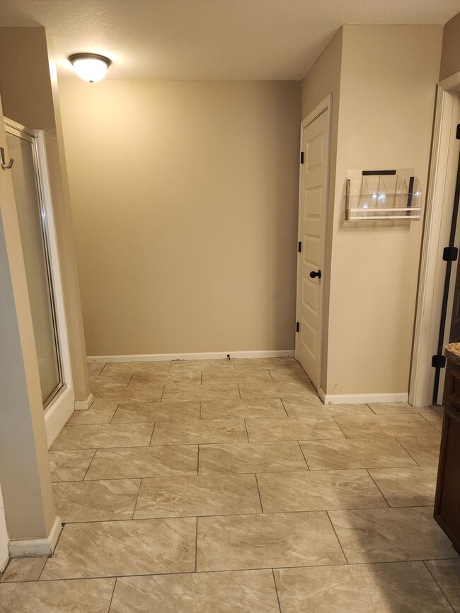 Building Photo - LOVELY TWO STORY W/ 5 BEDS, 3 FULL BATHS. ...
