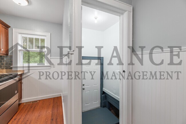 Building Photo - 621 S Green St