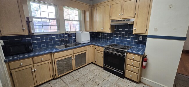 Building Photo - 3630 Roundhill Ave NW
