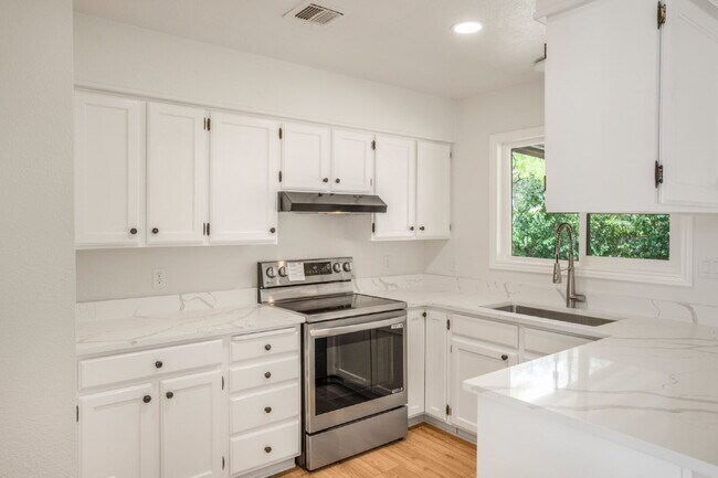 Building Photo - "Charming Newly Remodeled 4-Bed Oasis Touc...
