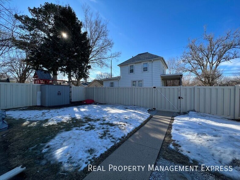 Building Photo - 3 Bed 1.5 Bath Near Downtown Sioux Falls