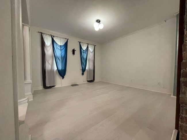 Building Photo - Charming - updated and well maintained - 2...