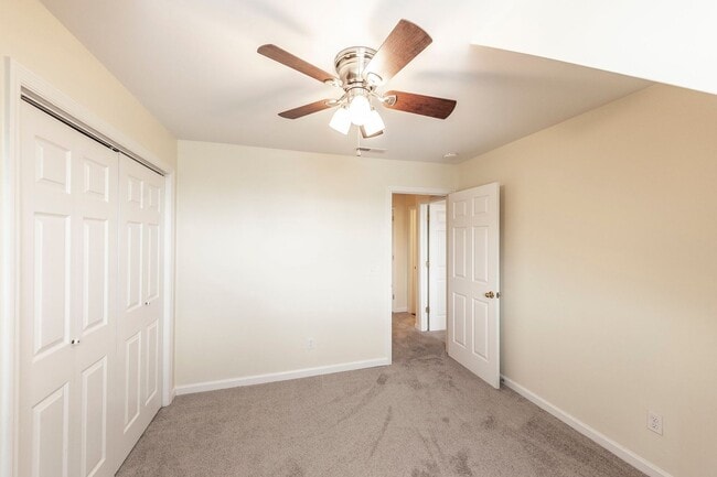 Building Photo - Charming Townhome