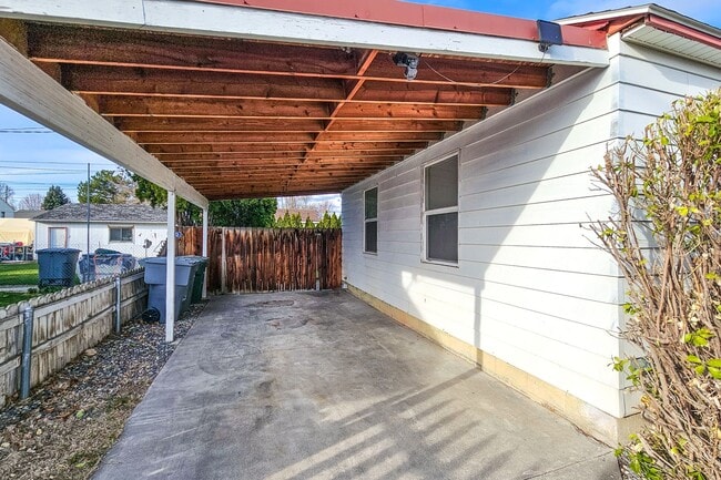 Building Photo - ** ONE MONTH FREE ** 2-Bed 1-Bath Duplex Unit in the Heart of Richland