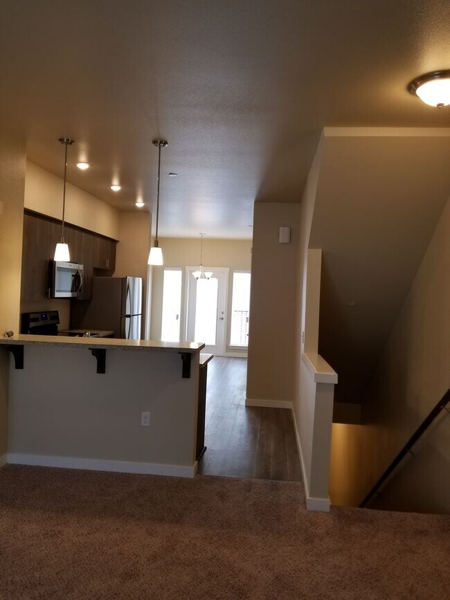 Building Photo - 2 Bedroom 2.5 Bath Townhome with attached 2 car garage